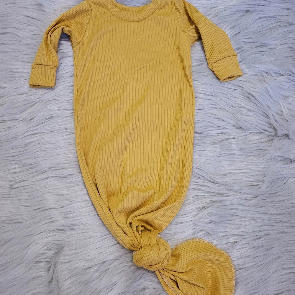 Baby knotted gown with hat and bow - Picture 2 of 4